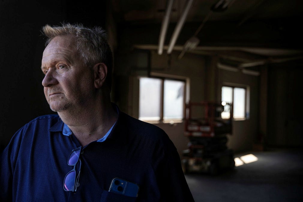 Nyligen utökade Hasse Sandin sin verksamhet, men nu vågar han inte anställa. Elen har blivit för dyr i elområde 4.