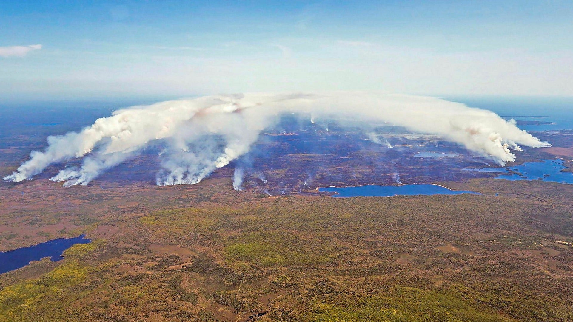 Branden drar över området Shelburne County i Kanada.