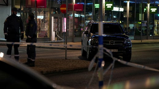 På nyårsafton skottskadas tre personer i Vällingby centrum, en ung man dör av sina skador.