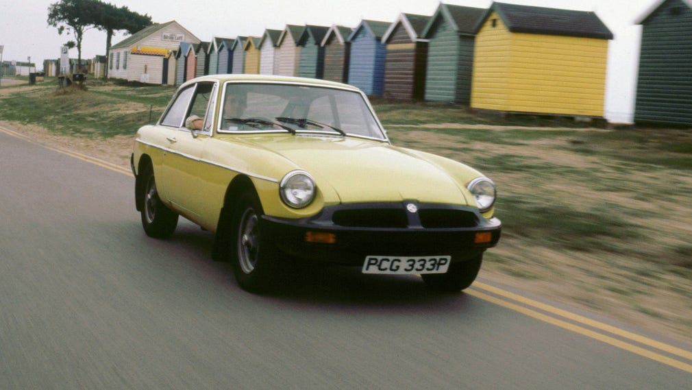 I den tionde säsongen av Car SOS tar sig bilnördarna Tim och Fuzz an en gammal rostig MGB GT – och gör den modern med eldrift.
