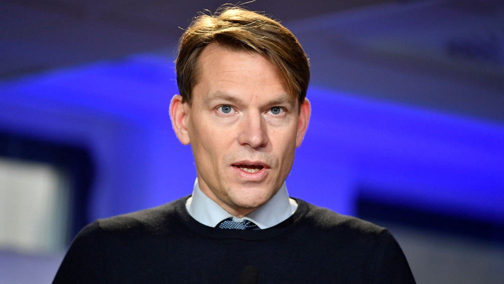 PM NiIsson talar vid Folk och försvars rikskonferens i fjol. Då var han politisk redaktör på Dagens industri, men efter valet i höstas blev han tillfrågad av statsminister Ulf Kristersson (M) om han ville bli hans statssekreterare – och tackade ja efter ett samtal där han berättat om sitt tjuvfiske av ål i Blekinge skärgård.