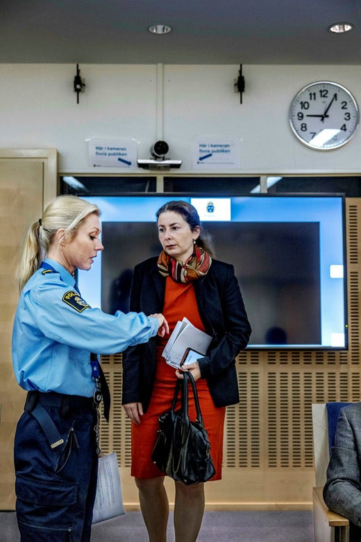 Klockan är strax efter 09.00 men Linda Staaf har varit uppe sedan 04.00 för att ta tåget till jobbet, här med pressekreteraren Iréne Sokolow. Linda Staaf är en av talarna på en konferens på temat ”High Risk Criminal Networks” med underrättelsetjänster från flera europeiska länder. Hon påminner deltagarna om när Donald Trump pekade ut Sverige. ”Exakt vad Trump menade får vi nog aldrig veta. Men i dag skjuts unga män regelbundet ihjäl.”