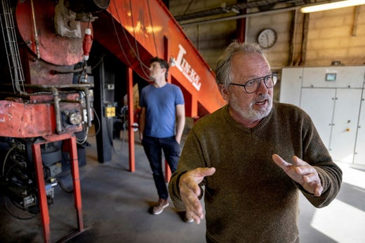 Søren Hemansen på Energiakademiet på Samsø visar fjärrvärmeanläggningen som drivs av att man eldar halm. I bakgrunden Alexis Chatzimpros som arbetar med Energiakademiet