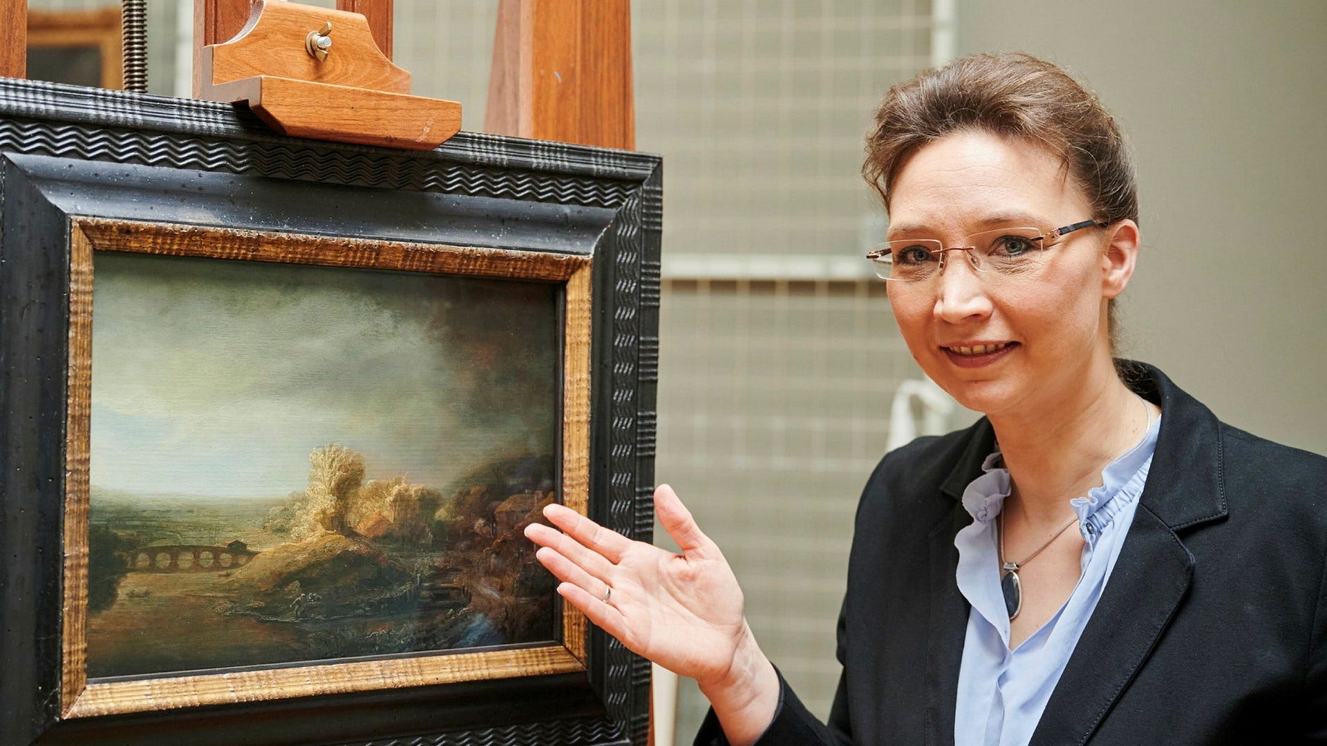 Rembrandtexperten Dagmar Hirschfelder visar tavlan ”Landskap med välvd bro”.