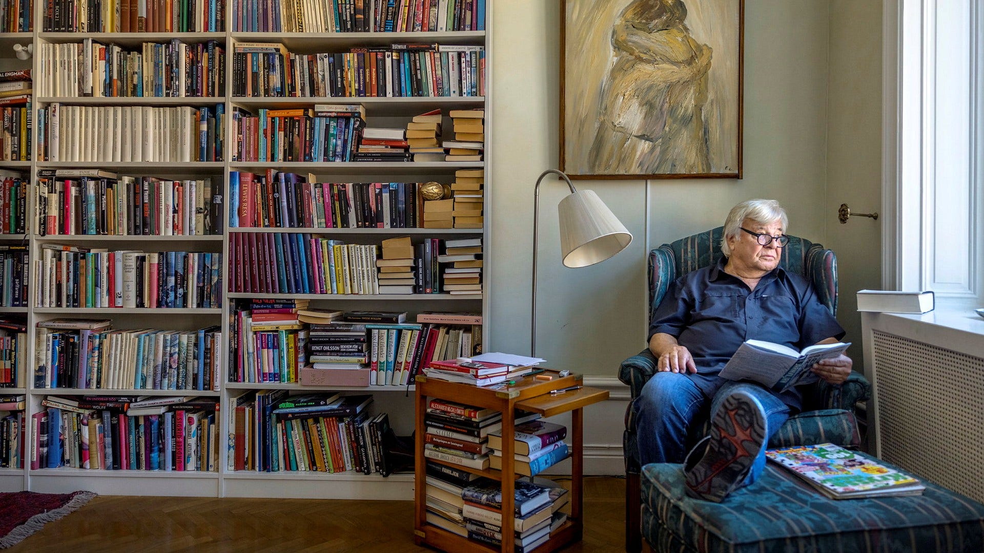 Jan Guillou och hans bokhylla. Författaren vet inte exakt hur många böcker han äger men säger att det rör sig om ”tusentals”.
