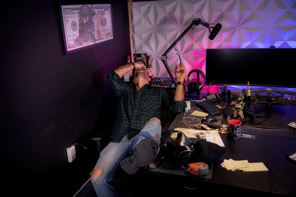 Den tidigare Proud Boys-ledaren Enrique Tarrio i sin studio i Miami.