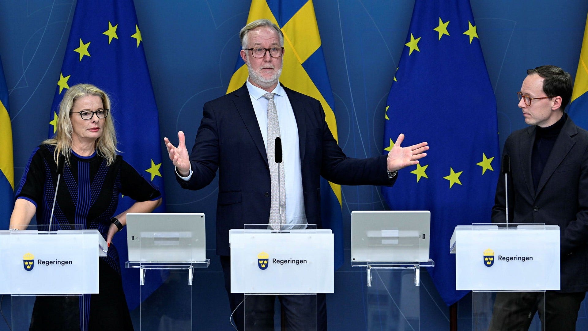 Johan Pehrson, flankerad av statsråden på utbildningsdepartementet.