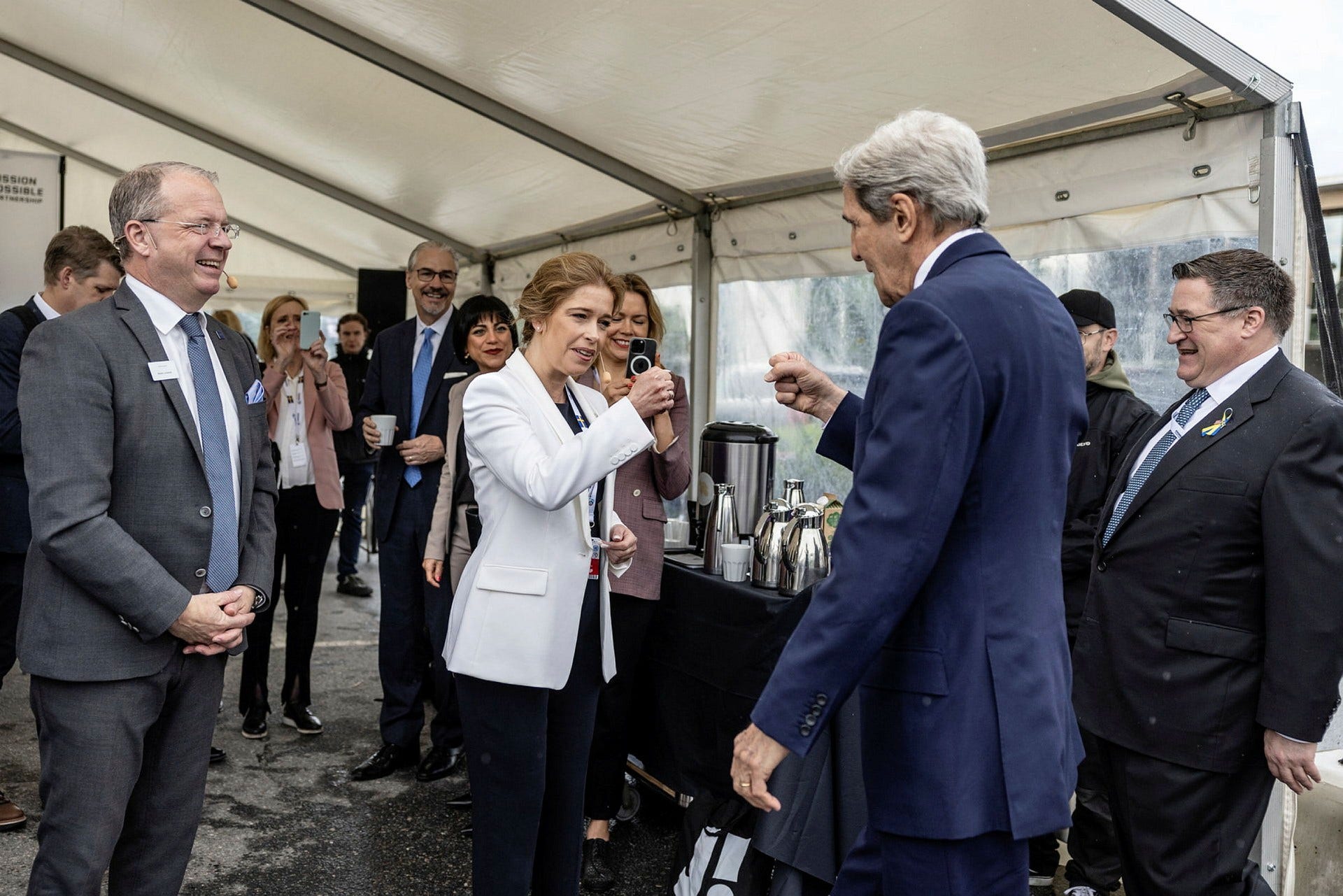 USA:s klimatsändebud John Kerry och Annika Strandhäll är båda upplyfta av stunden när ett fordon tillverkat av fossilfritt stål ska visas upp. Till vänster, Volvochefen Martin Lundstedt.