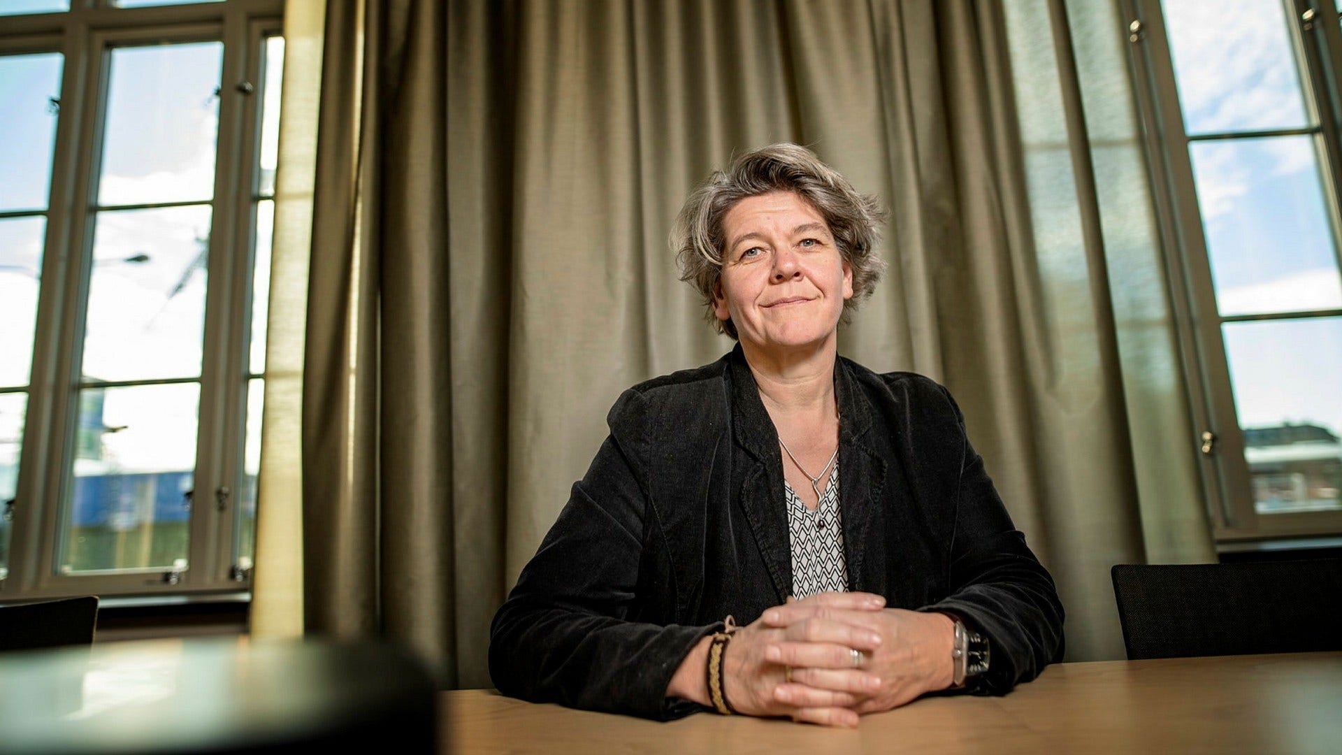 Pernilla Schedin, områdeschef på Västra Götalandsregionens förvaltning för kulturutveckling, är otroligt glad över beslutet att bronsåldersskatten ska tillhöra regionens samlingar i Lödöse.