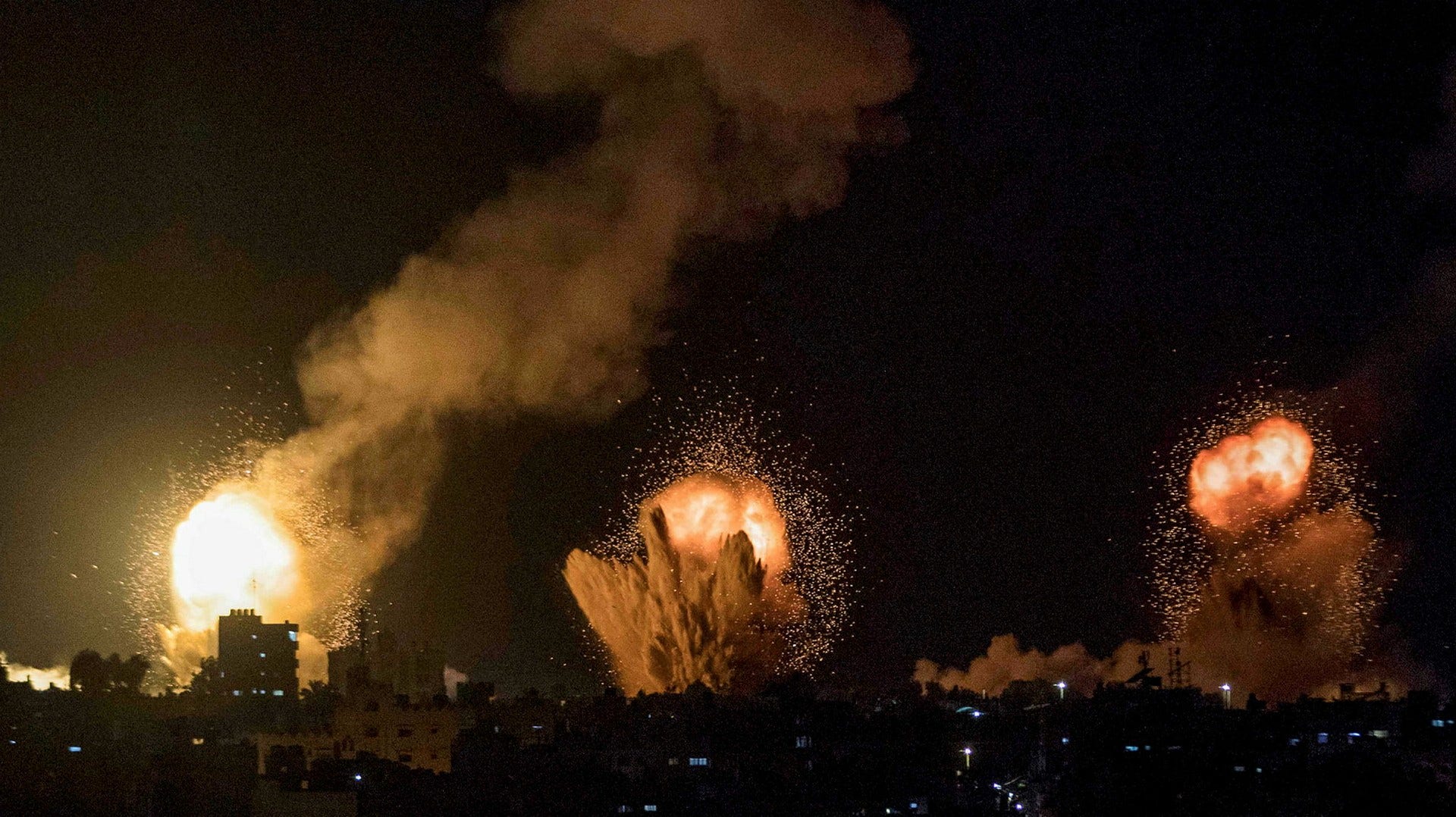 Under fredagsnatten skedde explosioner på Gazaremsan och i södra Libanon. Israels militärmakt meddelade att den utfört flyganfall mot bägge områden.
