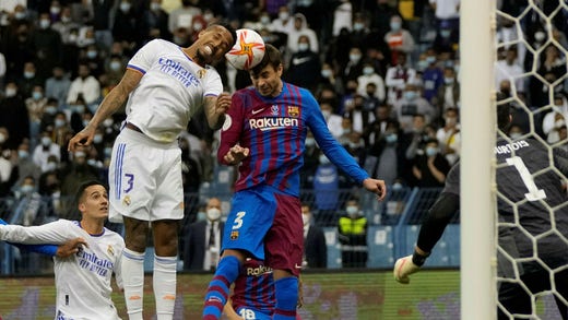 Gerard Piqué har själv spelat supercup i Saudiarabien. Här i duell med Real Madrids mittback Eder Militão i semifinalen i januari 2022.