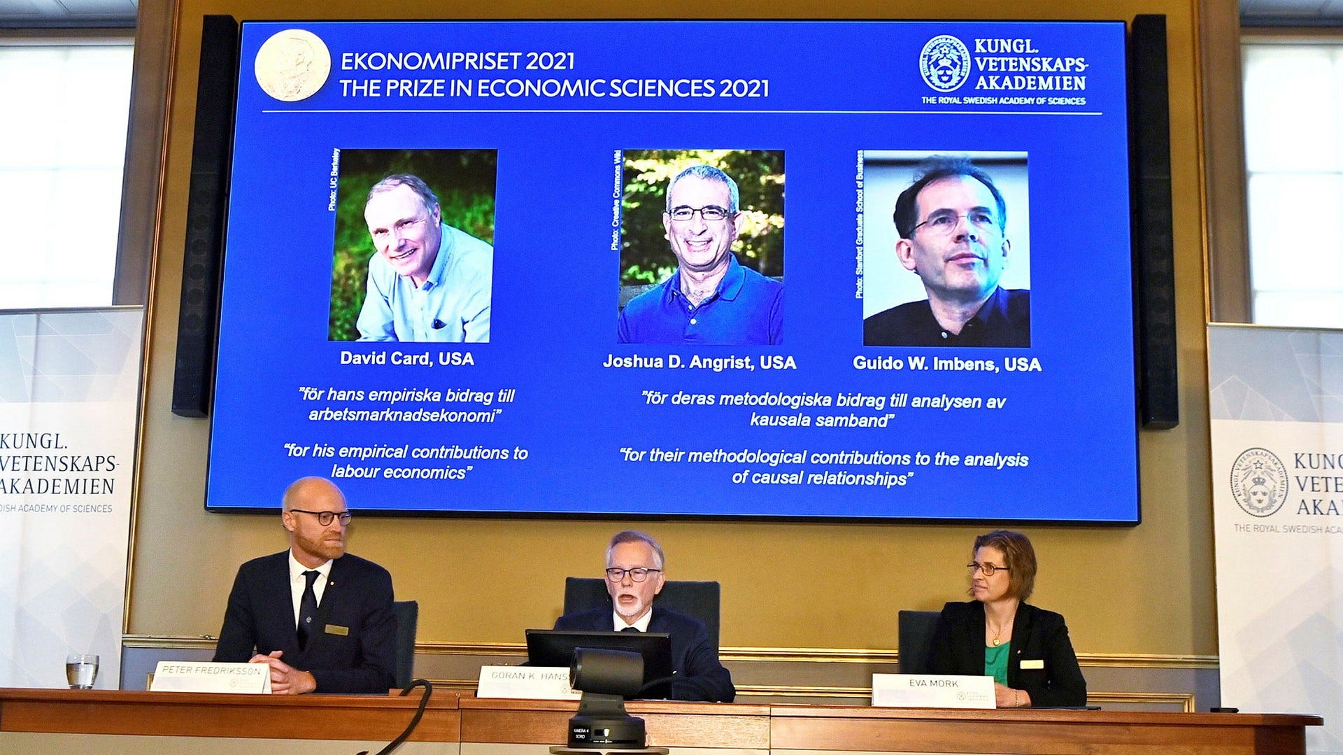 Peter Fredriksson, Göran K. Hansson, ständig sekreterare för Vetenskapsakademien, och Eva Mörk tillkännager årets Nobelpristagare i ekonomi.