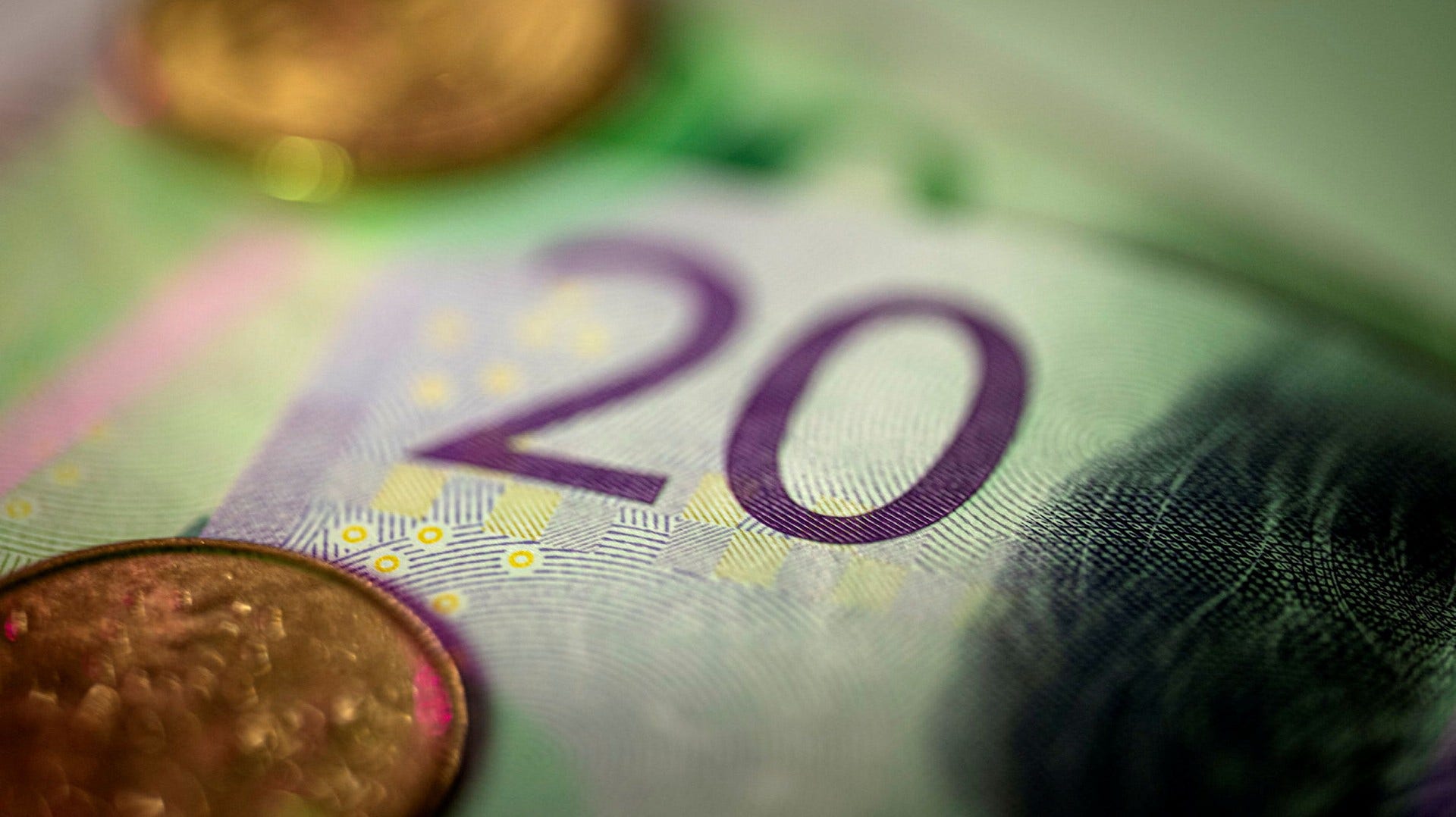 Vad gör Schweiz med sin valuta som inte Sverige gör?