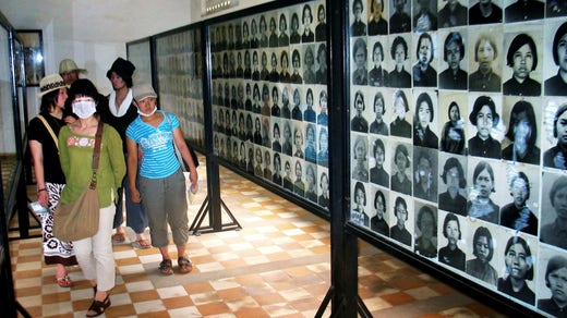 I dag är Tuol Sleng, tortyrfängelset under de Röda khmerernas tid, ett museum, där offren för Röda khmerernas regim hedras.