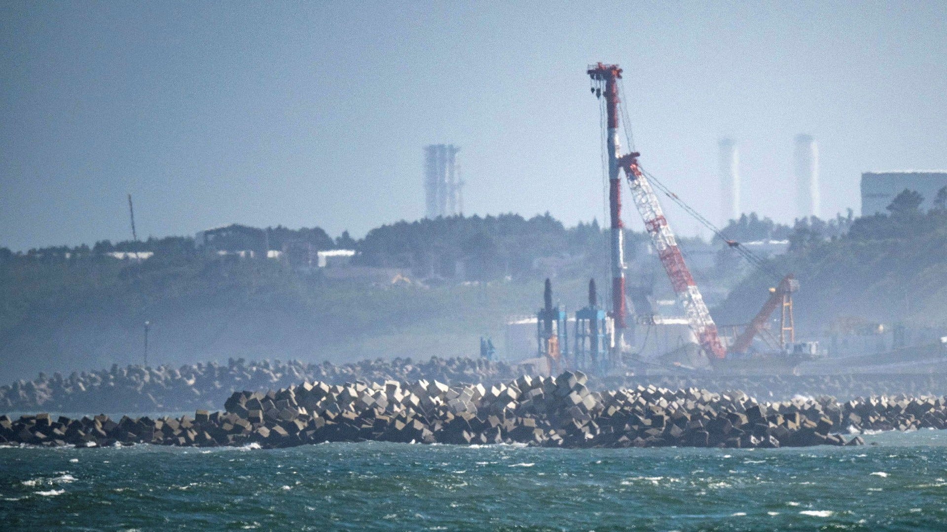 Japan släpper ut renat vatten från det tidigare katastrofdrabbade kärnkraftverket Fukushima, vilket Kina reagerar med kraft mot.