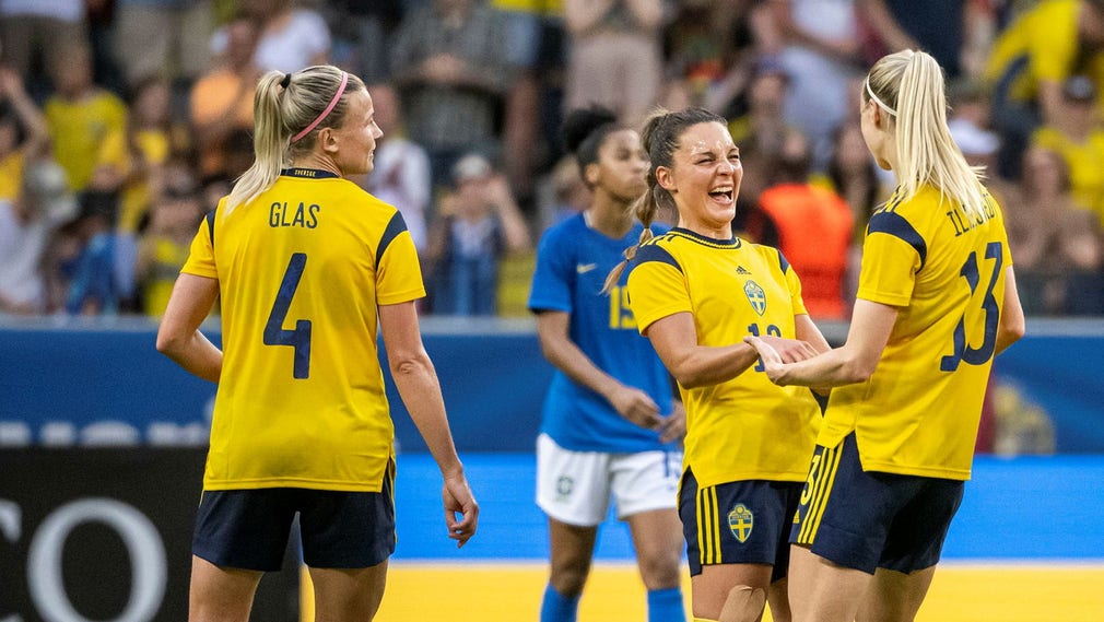 Johanna Ritting-Canried (al centro) ha segnato il primo gol della sua carriera con la nazionale dopo meno di un minuto in campo contro il Brasile.
