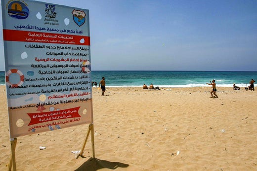 Efter att tvisten om bikini blivit omtalad placerade kommunen Saida en skylt vid ingången till stranden med tio punkter. Bara två är markerade i rött: ”Det är förbjudet att ta med alkoholhaltiga drycker” samt ”Iaktta anständig klädsel”.