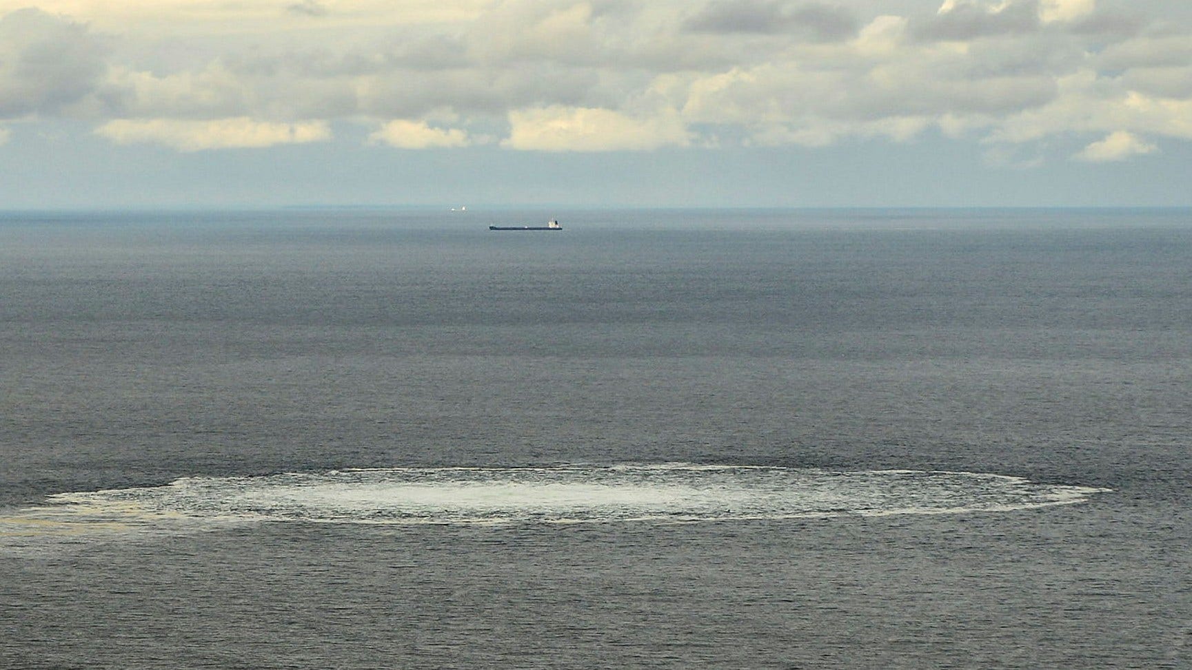 Gasläckan vid Nord Stream 2 utanför Bornholm fotograferad av den danska Försvarsmakten dagarna efter explosionen.