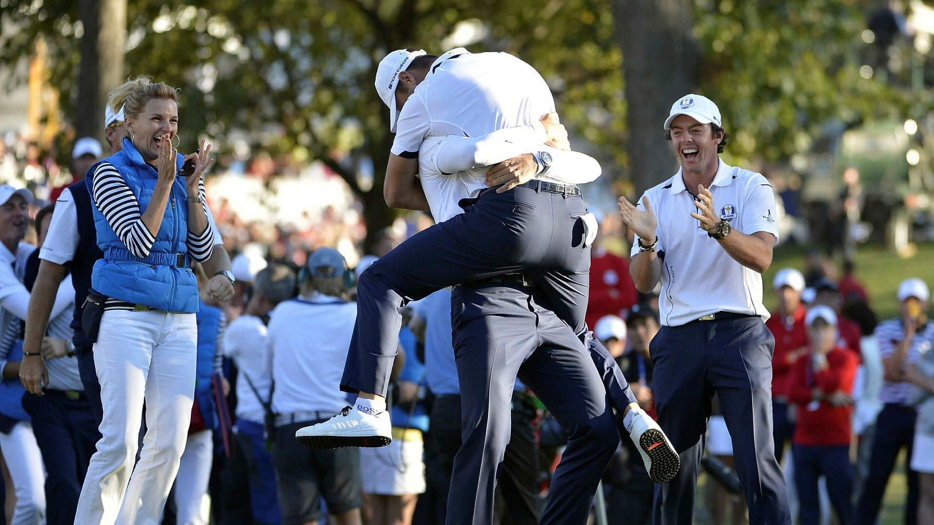 Martin Kaymer hoppar i Sergio Garcias armar efter att han säkrat Europas seger på Medinah 2012.