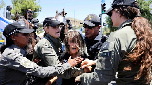 Le forze di sicurezza hanno arrestato un manifestante che, insieme ad altri, ha bloccato l'ingresso al parlamento israeliano, la Knesset, a Gerusalemme.