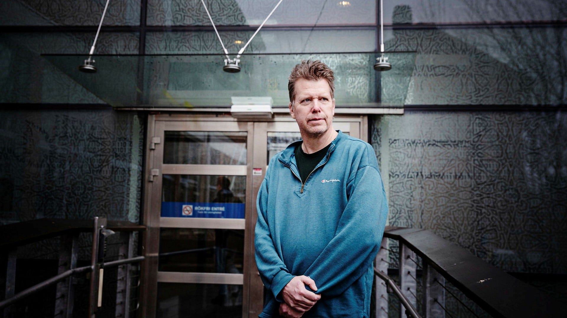 Olle Häggström, forskare på Chalmers universitet i Göteborg, ser stora risker med att AI utvecklas så pass snabbt att säkerhetsarbetet halkar efter, något han menar skulle kunna leda till slutet för mänskligheten.