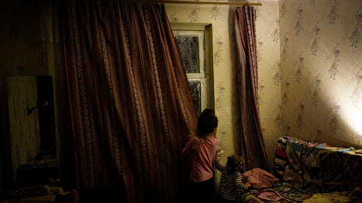 Karolina Bedran (8) och lillasyster Ariana Ignatenko (2) kan varken gå i skola eller dagis för tillfället. Det är för farligt att gå i skola eftersom Cherson ständigt beskjuts av ryska trupper på andra sidan Dnjepr. Distansundervisningen fungerar inte heller som den borde eftersom staden är utan el och det inte går att använda surfplattan.