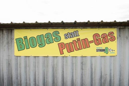”Biogas istället för Putin-gas”, lyder texten på en affisch utanför biogasanläggningen i Kappel.