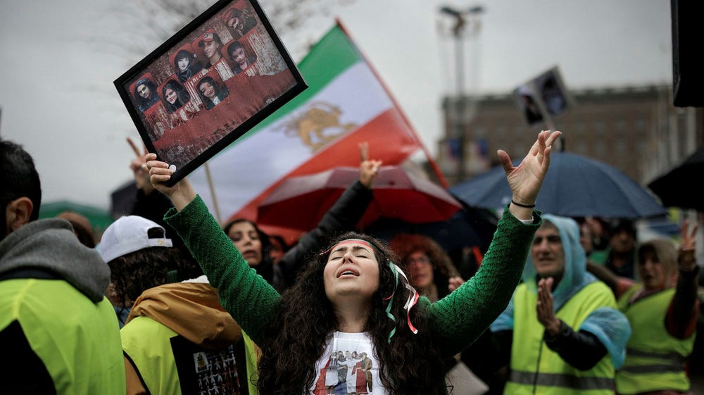 Splittrade grupper bakom Iran-protester