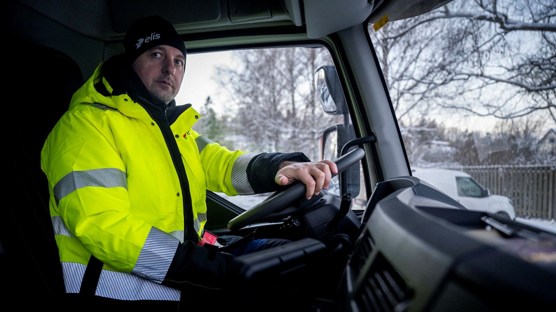 Chauffören Zeljko Vlajkovic kör en av företaget Elis tre tunga ellastbilar i Sverige.