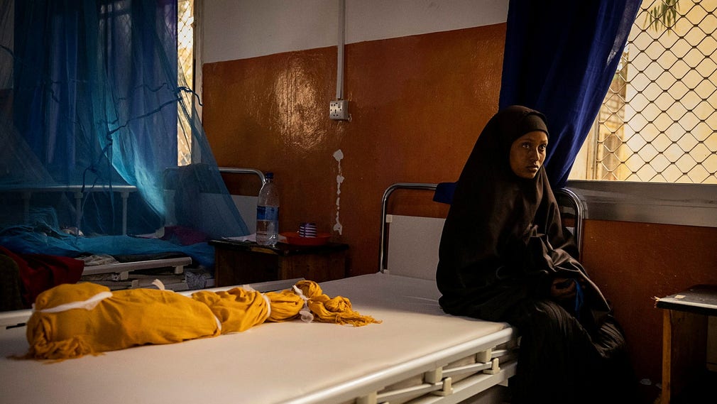 Baidoa, Somalia. Rahma Aden Khair ha appena perso suo figlio Youssef. Morì un mese prima del suo primo compleanno.