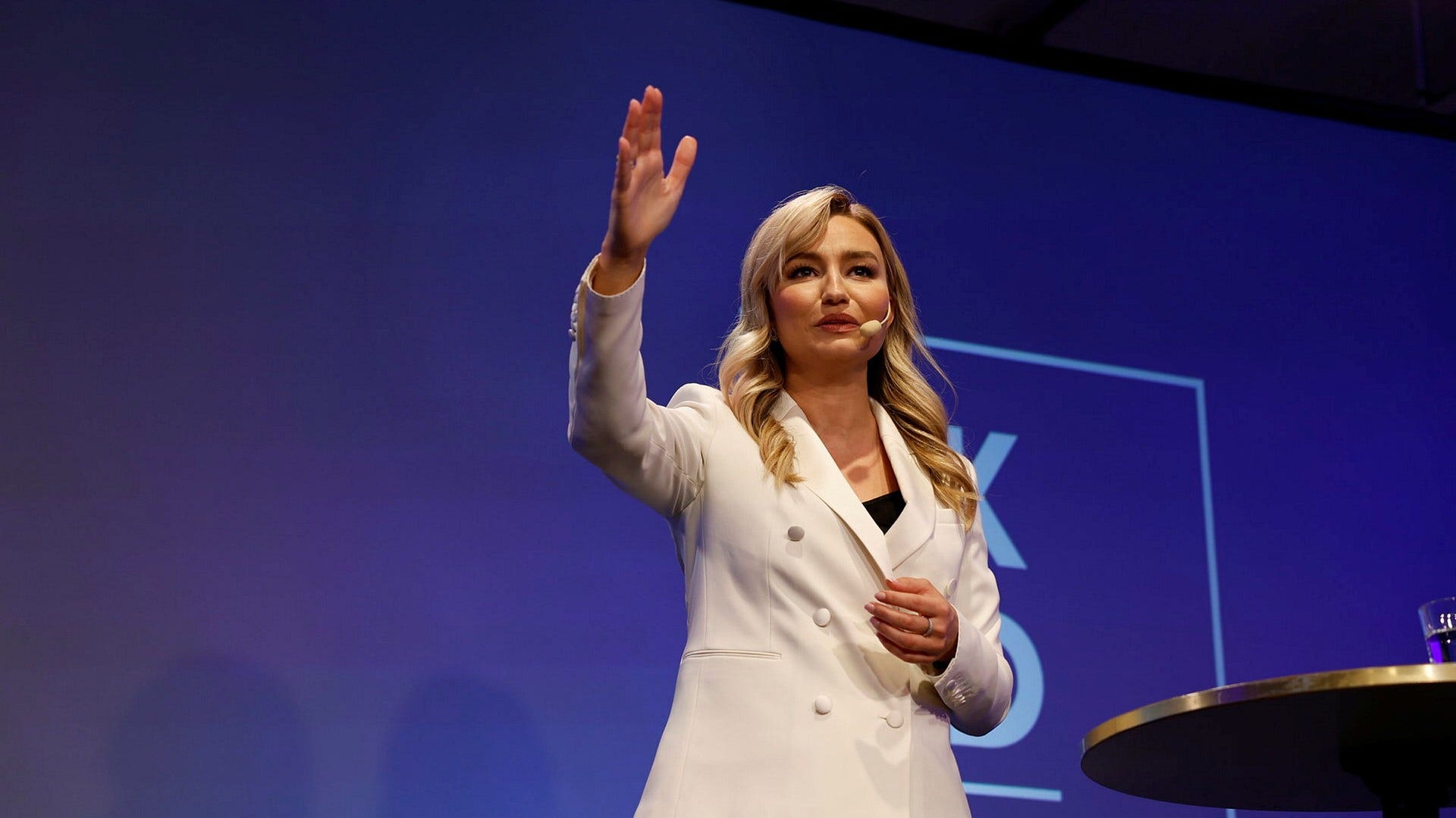 Ebba Busch framträdde på scenen tidigt under söndagskvällen och tackade sina partikamrater för arbetet under valrörelsen.