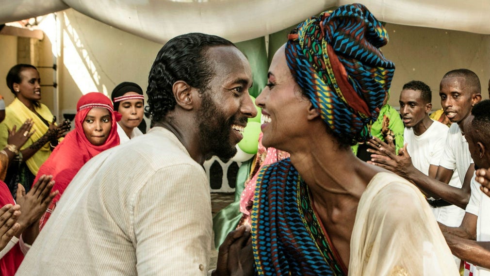 Omar Abdi och Yasmin Warsame spelar äkta par i ”Dödgrävarens hustru”.