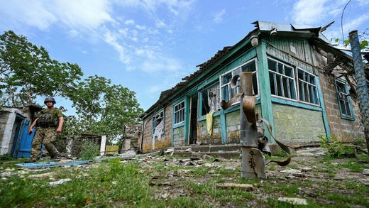 Un soldato dell'esercito ucraino nel villaggio di Zilin Pol nel Donbass è stato oggetto di bombardamenti russi.