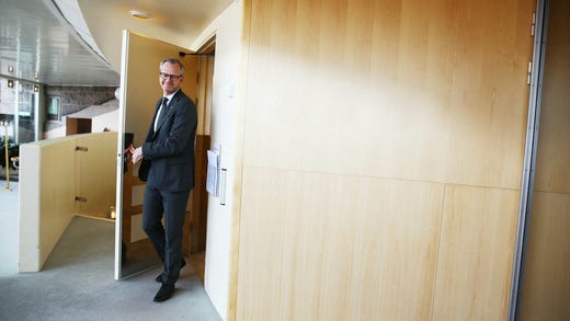 Finansminister Mikael Damberg är nöjd med att regeringen nu fått igenom sin budget.