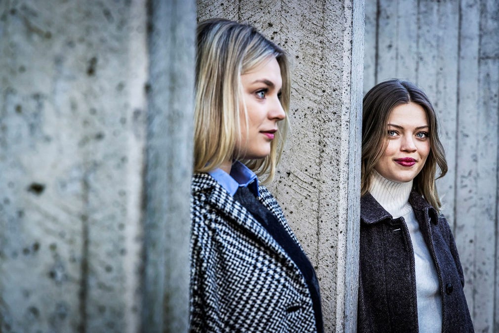 Rebecka och Johanna Wallroth utanför Berwaldhallen i Stockholm.