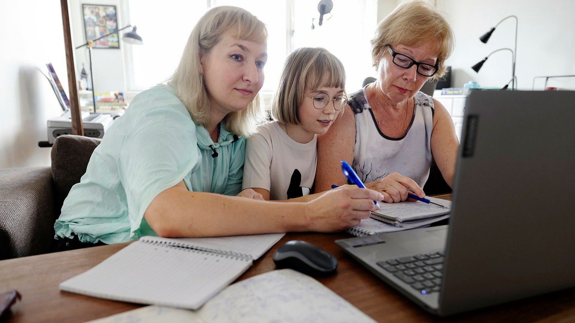 ”Ulf jobbar … på en restaurang … i Skåne.” Maryna Sazonova, hennes dotter Lisa och mamma Olena kämpar med svenska prepositioner på en onlinekurs.