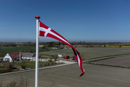 Samsø är ungefär 3 mil lång och har cirka 3.700 bofasta invånare. Ön ligger mellan Jylland och Själland och är ett populärt turistmål.