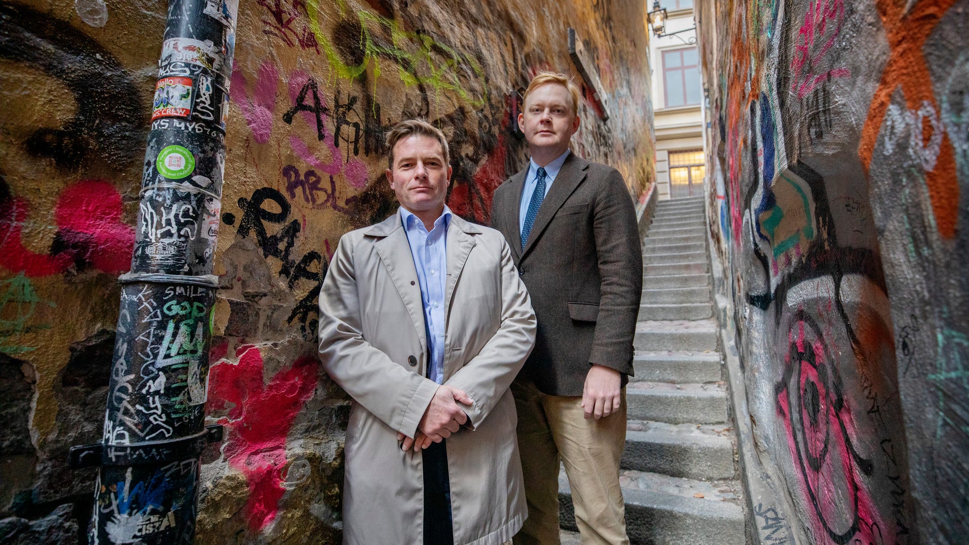 Att stänga Mårten Trotzigs gränd nattetid skulle minska mängden klotter tror borgarråden Joakim Larsson och Dennis Wedin.