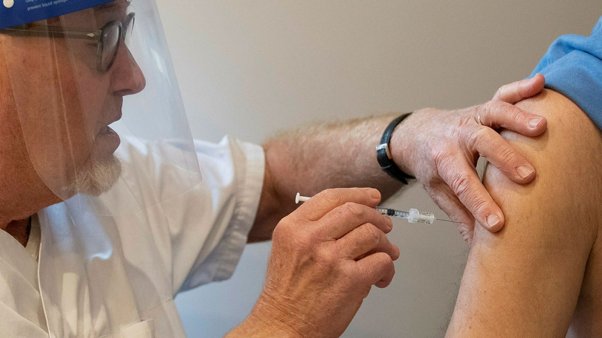 Från och med den 1 mars kostar det att vaccinera sig mot covid-19. Dessutom har minst en region – Skåne – fattat beslut om att det krävs läkarintyg för att man över huvud taget ska få vaccinet, påpekar insändarskribenten som kräver ändring.