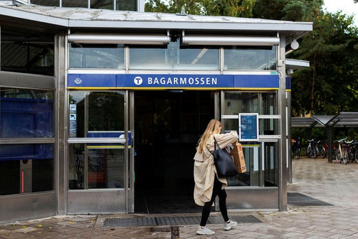 2019 aviserade regionen att ett pilotförsök med plattformsbarriärer skulle genomföras på Bagarmossens station 2021. Men försöket avbröts.