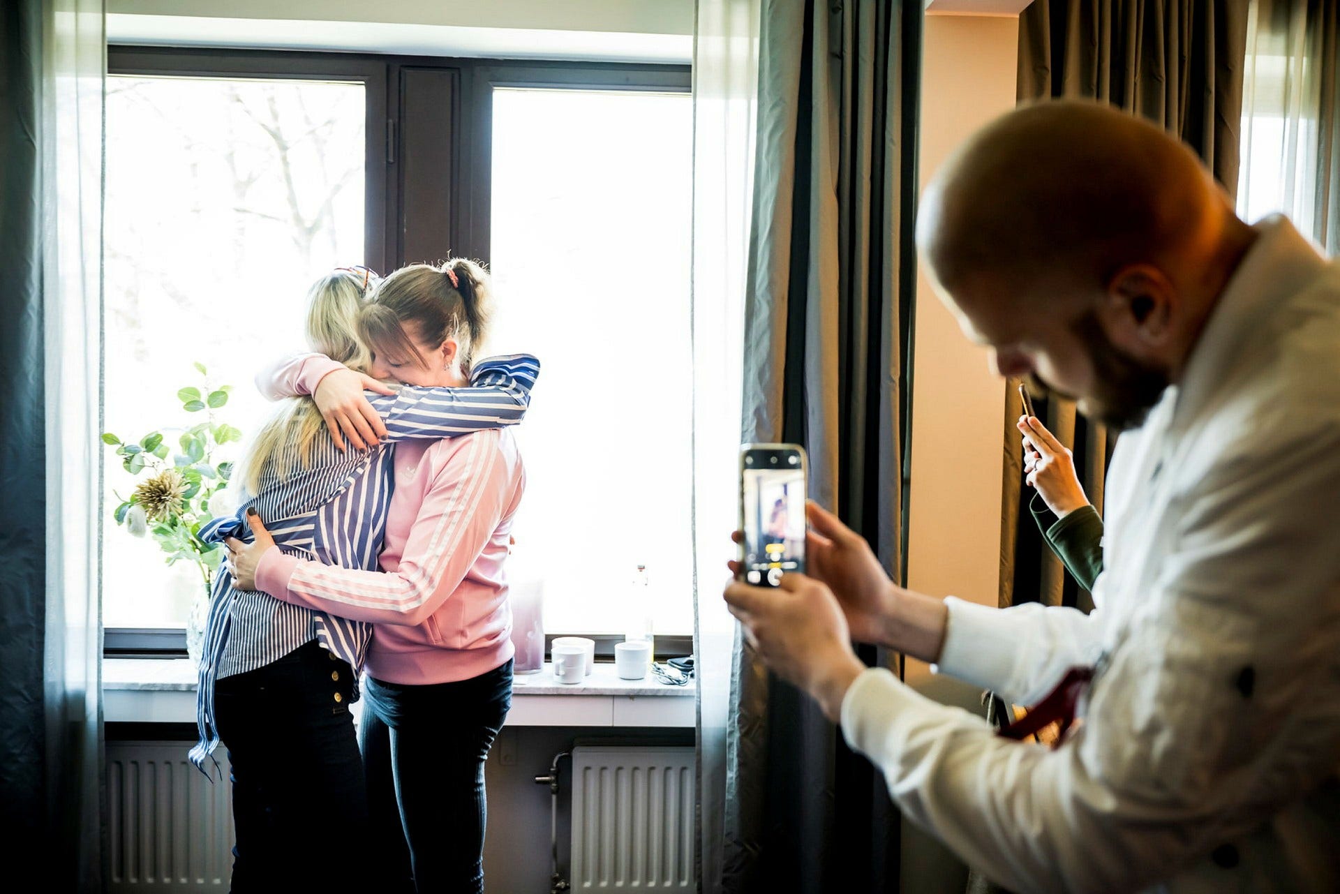 Under konferensen får Annelie Wessman, i rosa, bland annat instruktioner i att krama på rätt sätt.
