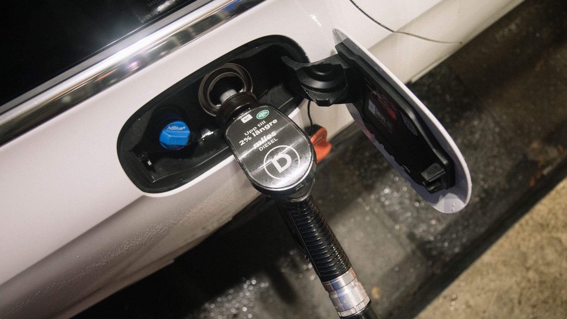 Att tanka diesel kan vara mer klimatsmart än vad man kan tro men i längden vinner miljön på att du skiftar till en elbil.