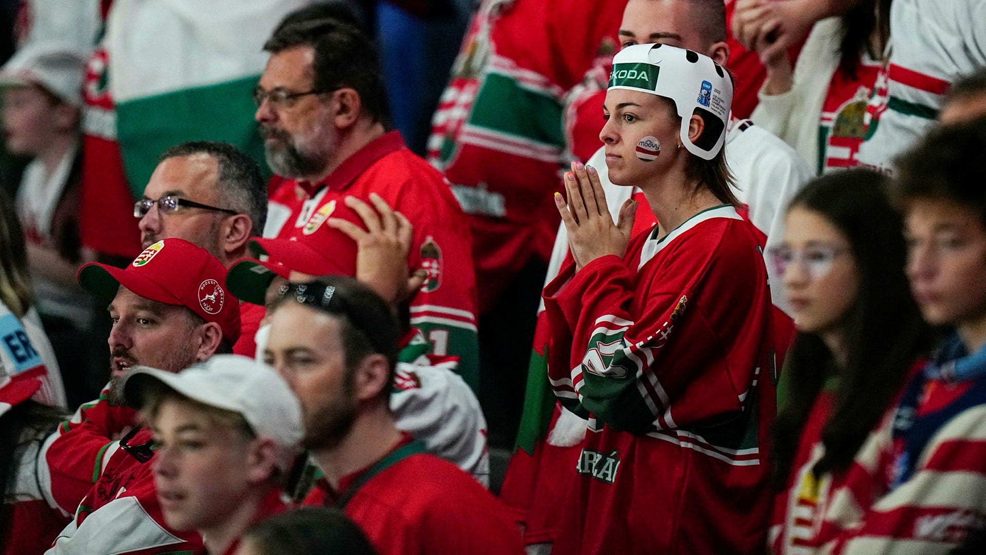 Ungern har en högljudd grupp fans på plats i Tammerfors som stöttar laget.