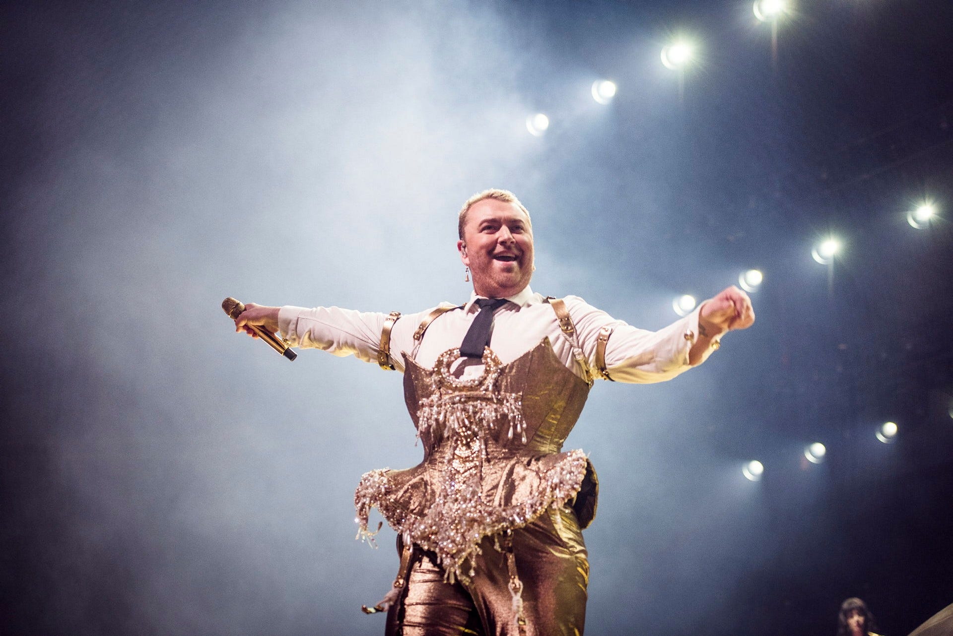 Kaxig start och maffig final när Sam Smith uppträder i Stockholm.