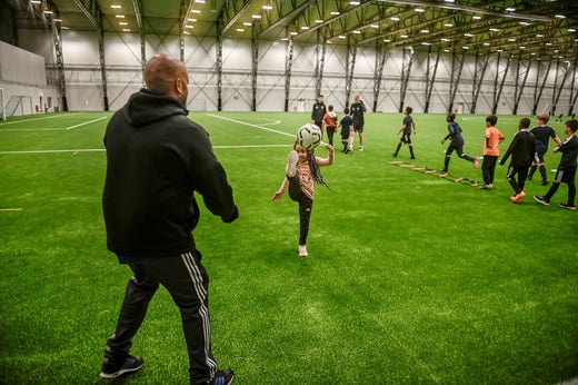 Hela familjen är intresserad av fotboll, berättar Ken Ring. Hans dotter Kayleen är en av dem som numer spelar i Väsby.