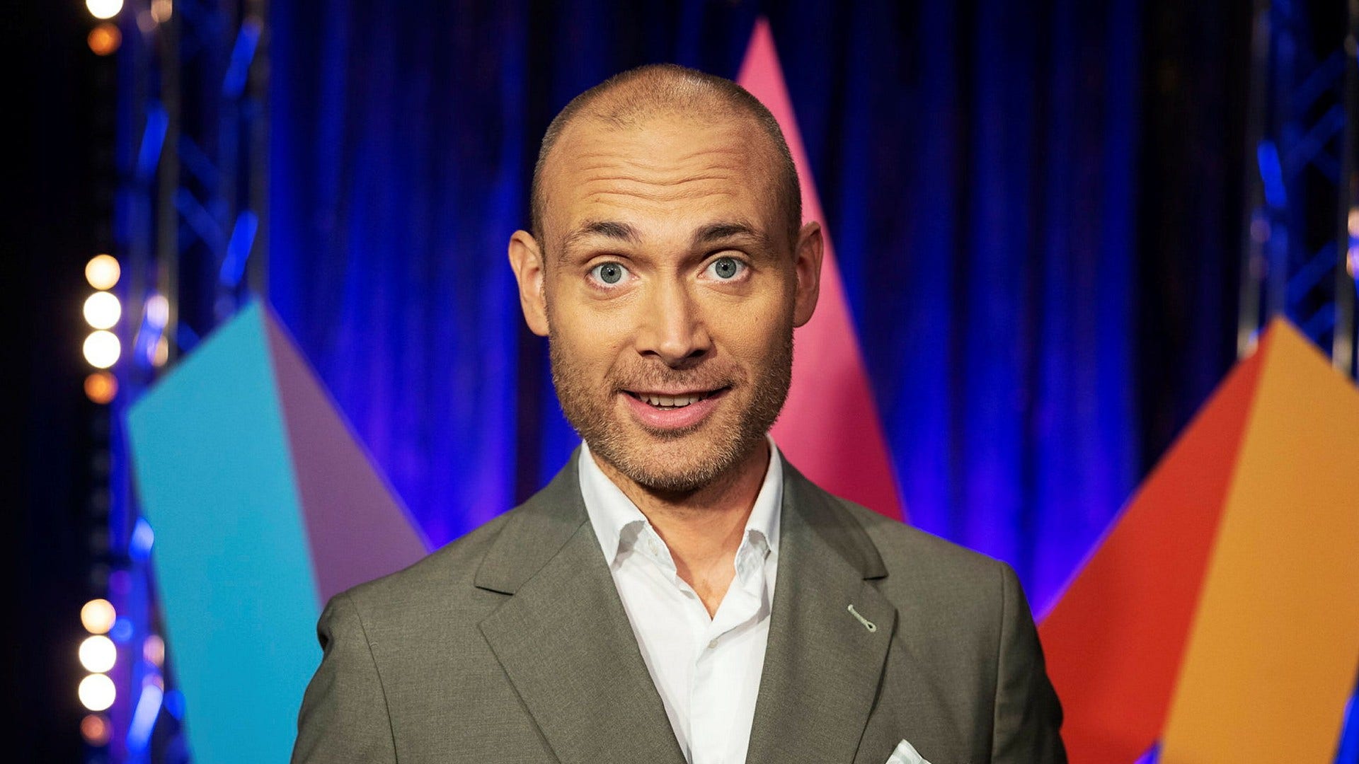 Jesper Rönndahl leder Melodifestivalen 2023 tillsammans med Farah Abadi.