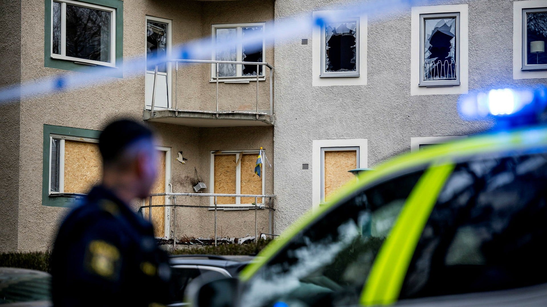 Polis på plats efter sprängdådet i Sundbyberg den 2 februari. Förödelsen blev omfattande. Boende på tionde våningen i det drabbade huset fick skador på sina lägenheter.
