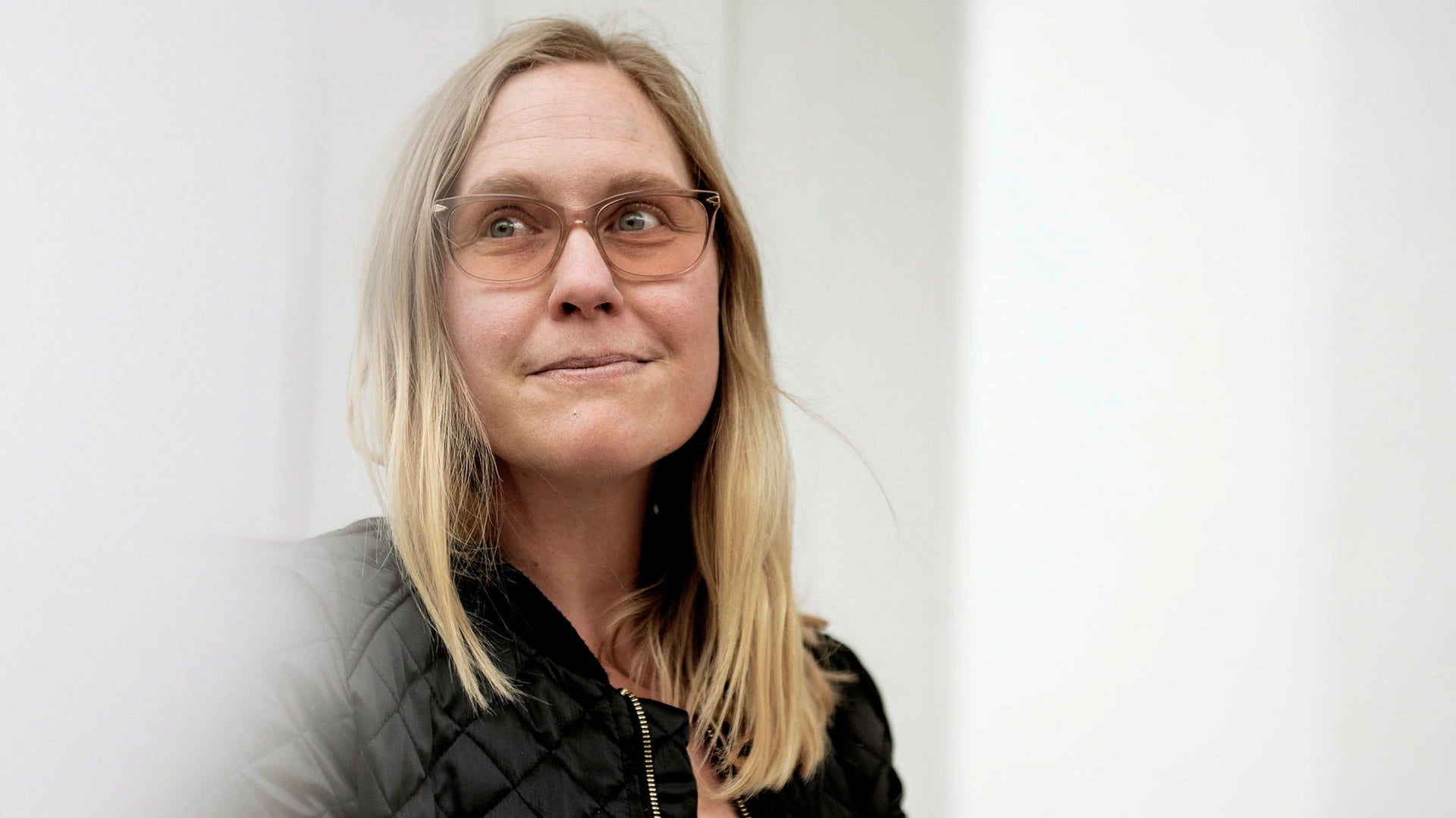 De färgade specialslipade glasögonen, som gör det lite lättare att läsa, har blivit Sara Linds mest värdefulla ägodel.