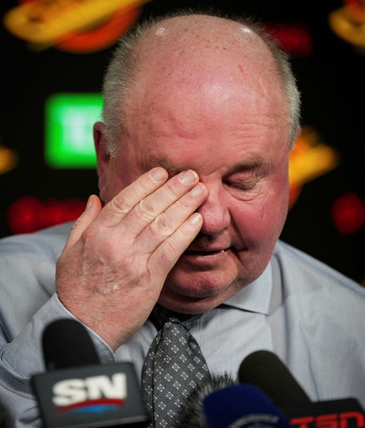En tårögd Bruce Boudreau under sin sista presskonferens som Canucks huvudtränare efter lagets förlust mot Edmonton under lördagen.
