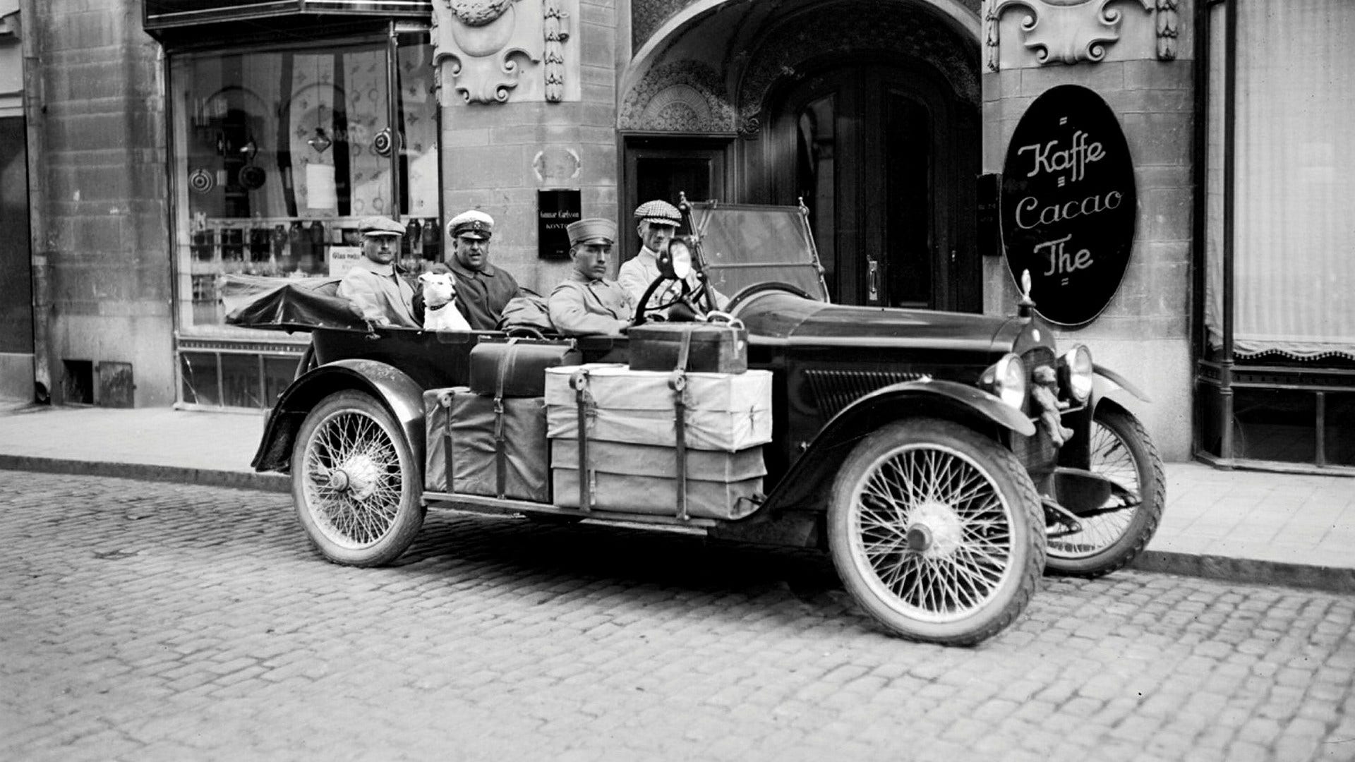 Året är 1925. Snart rullar Albert Zadig och vänner iväg på långfärd.